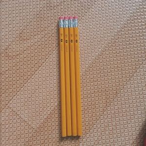 new staples 4 pack HB pencils